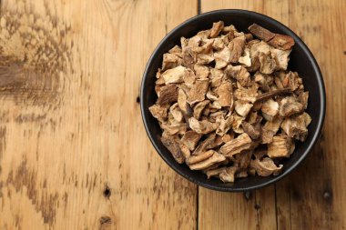 Kuru hindiba kökleri tabakta, ahşap masada, üst tarafta. Metin için boşluk