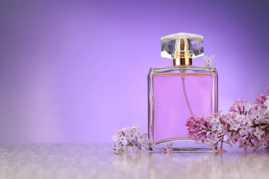 Güzel leylak çiçekleri ve parfüm ayna yüzeyinde menekşe eğimli arkaplan, metin için boşluk