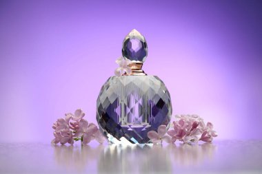 Güzel leylak çiçekleri ve parfüm ayna yüzeyinde menekşe eğimli arka planda