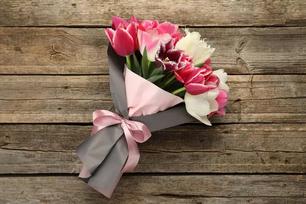 Ahşap arka planda güzel laleler, üst manzara.