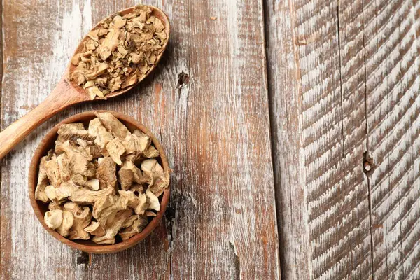 Kuru hindiba kökleri kasede ve kaşık tahta masada, üst manzara. Metin için boşluk