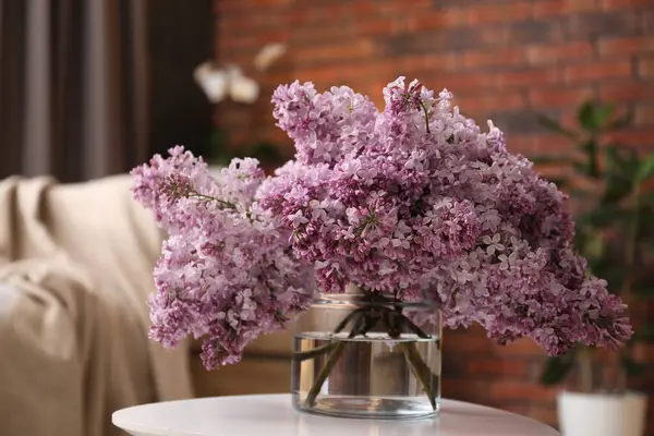 İçerideki masada vazoda güzel leylak çiçekleri.