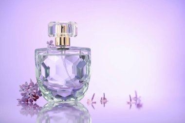 Güzel leylak çiçekleri ve parfüm ayna yüzeyinde menekşe eğimli arkaplan, metin için boşluk