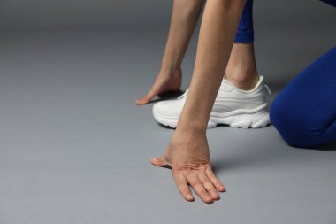 Gri arkaplanda başlangıç pozisyonu, yakın plan. Metin için boşluk