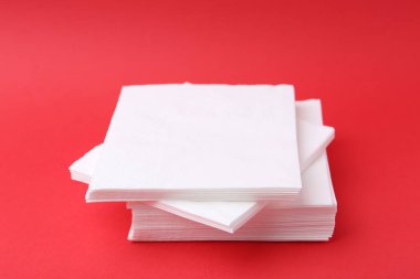 Kırmızı arkaplanda beyaz mendil yığını, yakın plan