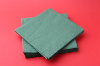 Kırmızı arkaplanda yeşil mendil yığını, yakın plan