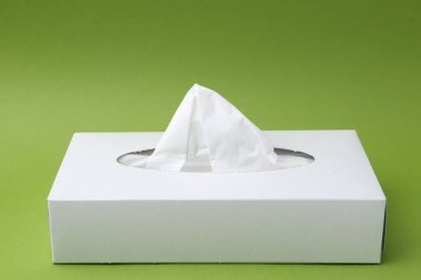 Yeşil arka planda kağıt mendilli kutu