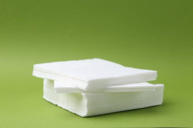 Yeşil arka planda beyaz mendil yığını, yakın plan. Metin için boşluk