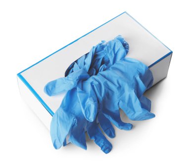 Tıbbi eldivenli kutu beyaza izole edilmiş, yukarıda.