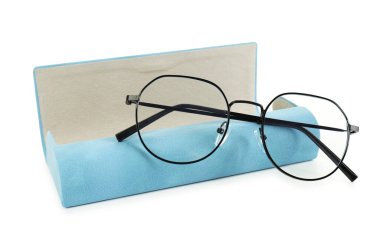 Beyaz gözlüklü, şık bir çanta.