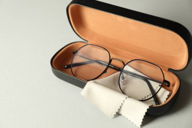 Şık gözlüklü çanta ve arka planda temizlik bezi, yakın plan.