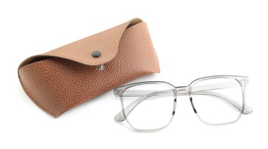 Gözlük ve çanta beyaza izole edilmiş.