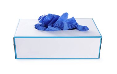 Mavi tıbbi eldivenler beyaz kutuda izole edilmiş.