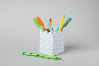 Gri arkaplandaki tükenmez kalemler, yakın plan