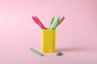 Tükenmez kalemler pembe arka planda, yakın plan