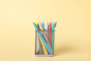 Tükenmez kalemler bej arka planda, yakın plan