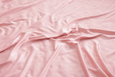 Yatakta güzel pembe ipek çarşaflar, yakın plan