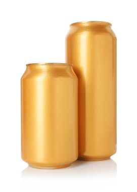 İki boş teneke kutu beyaza izole edilmiş.