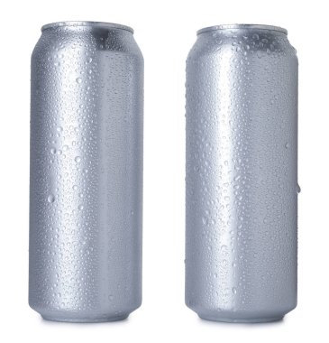 Beyaz teneke üzerinde iki ıslak teneke kutu