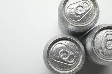 Işık arka planında birçok farklı teneke kutu, üst manzara. Metin için boşluk