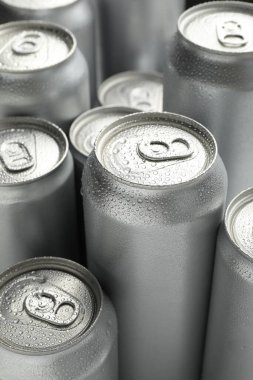 Arka plan olarak pek çok farklı teneke kutu, yakın plan