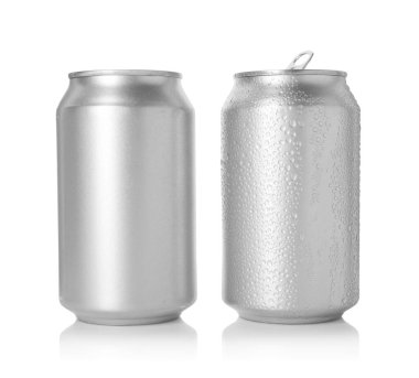 İki gümüş teneke kutu beyaza izole edilmiş.