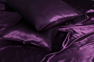 Lüks mor ipek çarşaflar arka plan olarak, yakın plan