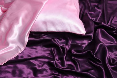 Lüks ipek çarşaf ve yastık, yakın plan.