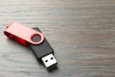 Tahta arka planda bir flaş bellek, yakın plan. Metin için boşluk