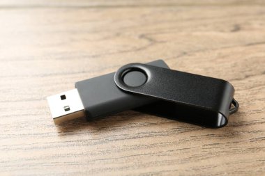 Tahta arka planda bir flaş bellek, yakın plan.