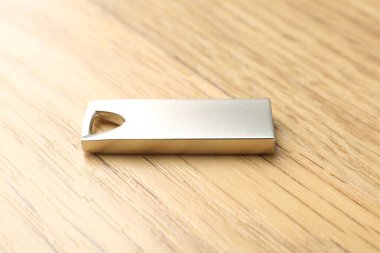 Tahta arka planda bir flaş bellek, yakın plan.