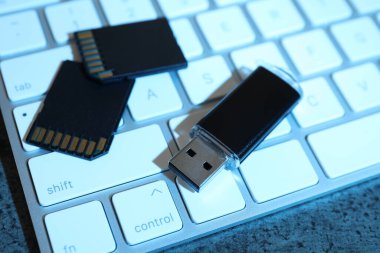 SD hafıza kartları, USB flaş bellek ve klavye koyu gri tablo, yakın plan