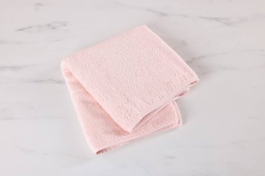 Beyaz mermer masa üzerinde temiz havlu, üst görünüm