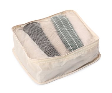 Beyaz üzerine katlanmış giysileri olan bir paket küpü.