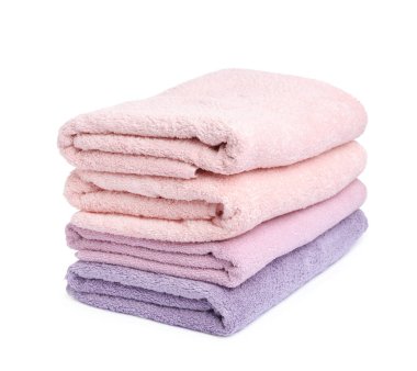 Beyaz üzerine izole edilmiş temiz havlu yığını