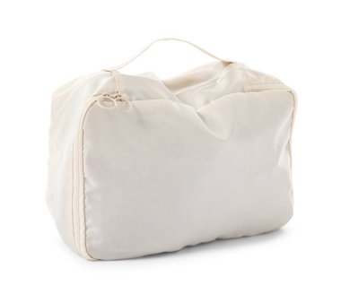 Bir bej paket küpü beyaza izole edilmiş