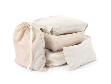 Giysileri beyaza izole edilmiş bej paketleme küpleri