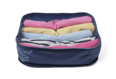 Beyaz üzerine katlanmış giysileri olan bir paket küpü.