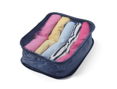 Beyaz üzerine katlanmış giysileri olan bir paket küpü.