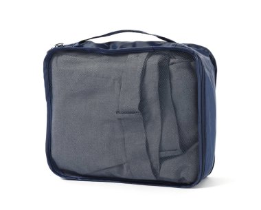 Beyaz üzerine katlanmış giysileri olan bir paket küpü.