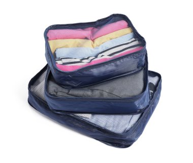 Beyaz üzerine izole edilmiş paket küpleri yığını