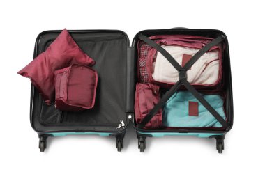 Paketleme küplerinin olduğu bavulu beyaza, görüntünün üstüne aç