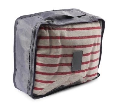 Beyaz üzerine katlanmış giysileri olan paketleme küpü