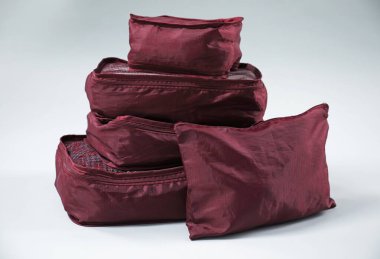 Beyaz arkaplanda giysileri olan küpler paketleniyor