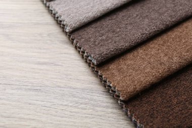 Tahta masadaki farklı kumaşlardan örnekler, yakın plan. Metin için boşluk