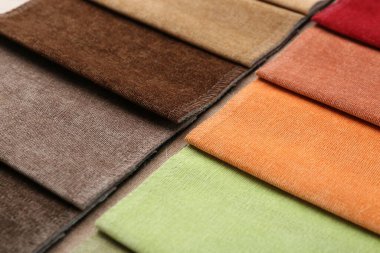 Arka plan olarak farklı kumaşlardan örnekler, yakın plan