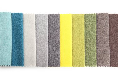 Beyaz, üst görünümde izole edilmiş farklı kumaş örnekleri