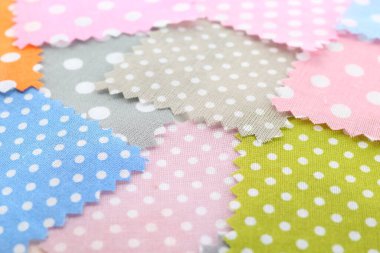 Arka plan olarak farklı kumaşlardan örnekler, yakın plan