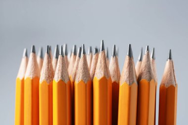 Gri arkaplanda keskin grafit kalemler, yakın plan
