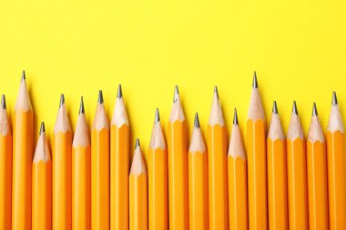 Sarı zemin üzerinde keskin grafit kalemler, düz yatıyordu.